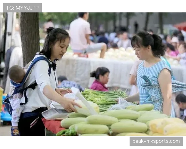 高磊训练完直接去接孩子放学，背的包比我妈买菜还旧