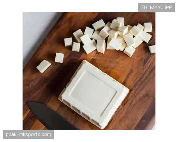 西蒙·拜尔斯训练完随手吃块蛋糕，网友：你管这叫恢复餐？